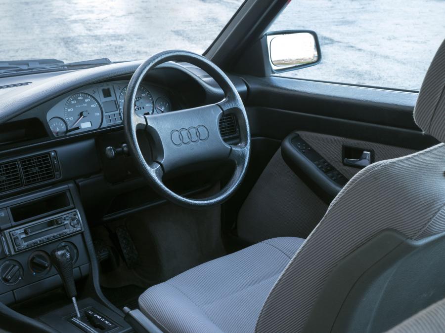 Интерьер Audi 100 Avant (C3) 1988 года  (UK) (фото 8 из 11)